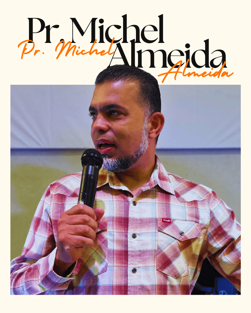 Pastor Michel Almeida falando ao microfone em um culto
